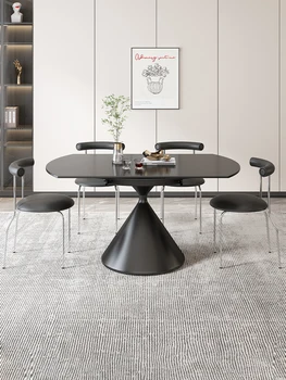 Съчетание на кръгла маса за хранене и столове, с облицовка от черен камък