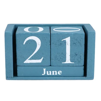 Украсете дървена Вечният календар на офис масата, кубичен блок, на дисплея на месец и дата.